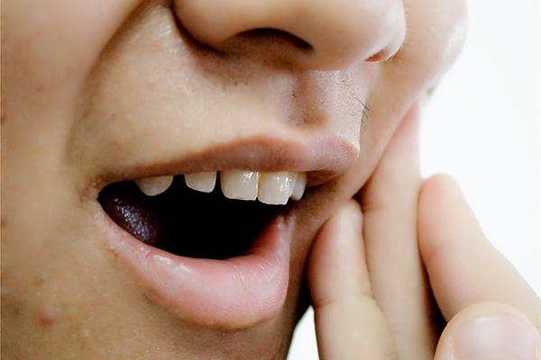 从牙缝中抠出来的“黄泥”为什么臭臭的？口腔健康怎么保护？