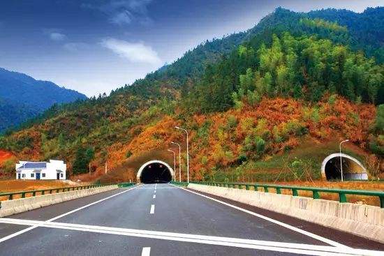 中国唯一不收费高速公路，5小时能看遍世间最美
