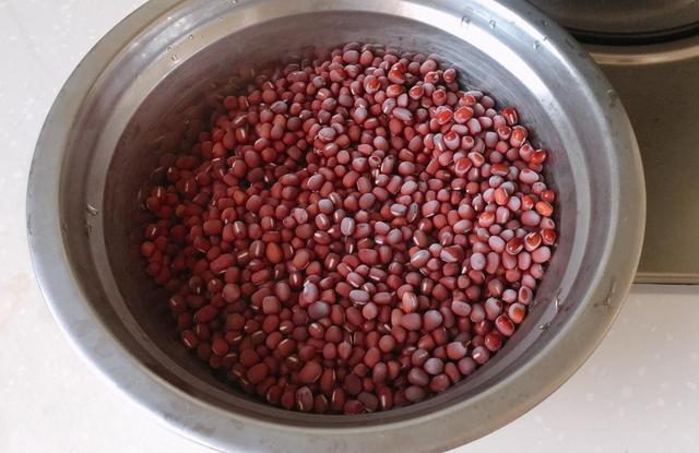 我家煮红豆汤从来不浸泡，煮之前多加这一步，10分钟就能煮开花