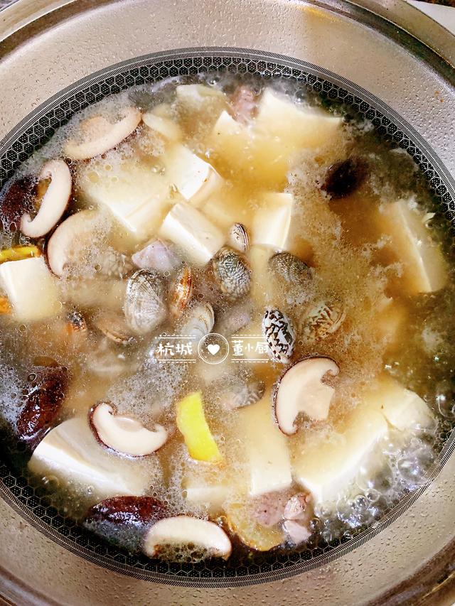 豆腐配花蛤，成就一锅神仙汤，美味清淡健康少油，多吃也不怕胖！