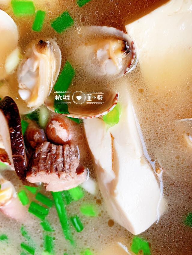 豆腐配花蛤，成就一锅神仙汤，美味清淡健康少油，多吃也不怕胖！