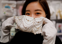 日本品牌 COX 推出镶钻、镶珍珠口罩，售价100万日元