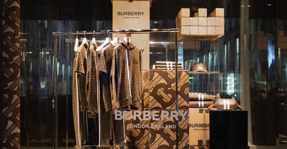 <b>新logo拯救了Burberry？近距离看一个老奢侈品牌如何“改头换面”</b>