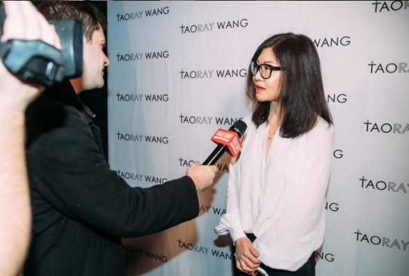 ​疫情之下，孤军征战纽约时装周的“西服女王”王陶说：TAORAY WANG是今日暖身