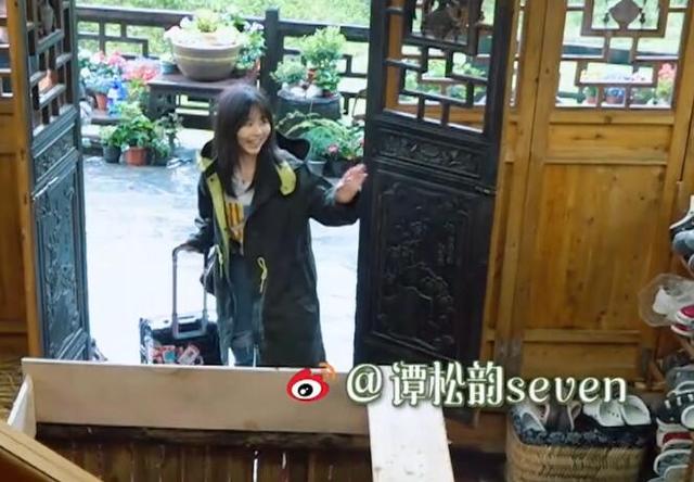 同是不相识,为何却感觉张子枫与谭松韵相见恨晚,何炅一语破的