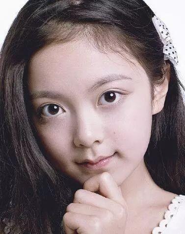 她8岁出道,因小魔仙走红,14岁搭档吴京,如今已成国民闺女