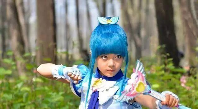 她8岁出道,因小魔仙走红,14岁搭档吴京,如今已成国民闺女