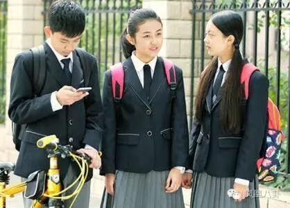 她8岁出道,因小魔仙走红,14岁搭档吴京,如今已成国民闺女