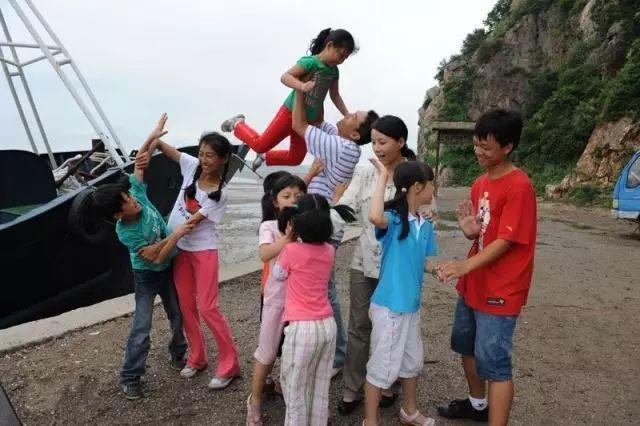 她8岁出道,因小魔仙走红,14岁搭档吴京,如今已成国民闺女