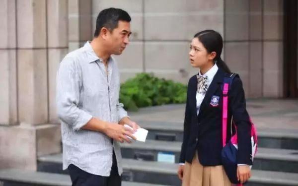 她8岁出道,因小魔仙走红,14岁搭档吴京,如今已成国民闺女