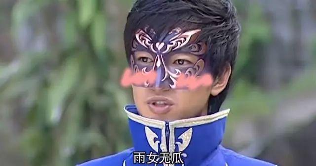 她8岁出道,因小魔仙走红,14岁搭档吴京,如今已成国民闺女