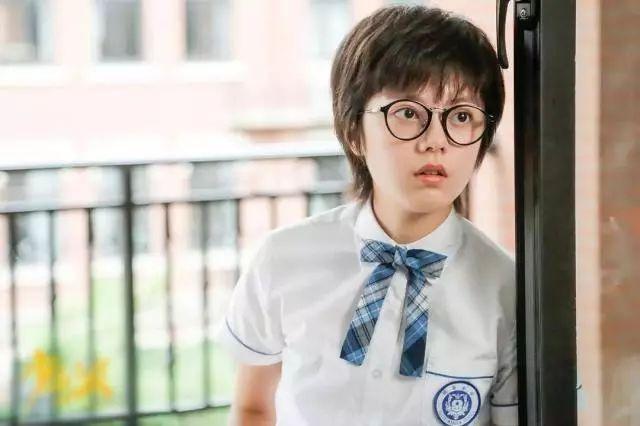 她8岁出道,因小魔仙走红,14岁搭档吴京,如今已成国民闺女
