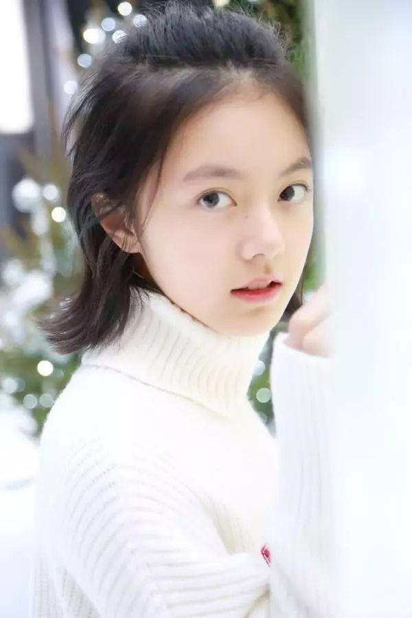 她8岁出道,因小魔仙走红,14岁搭档吴京,如今已成国民闺女