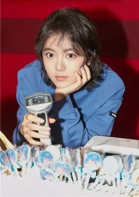 她8岁出道,因小魔仙走红,14岁搭档吴京,如今已成国民闺女