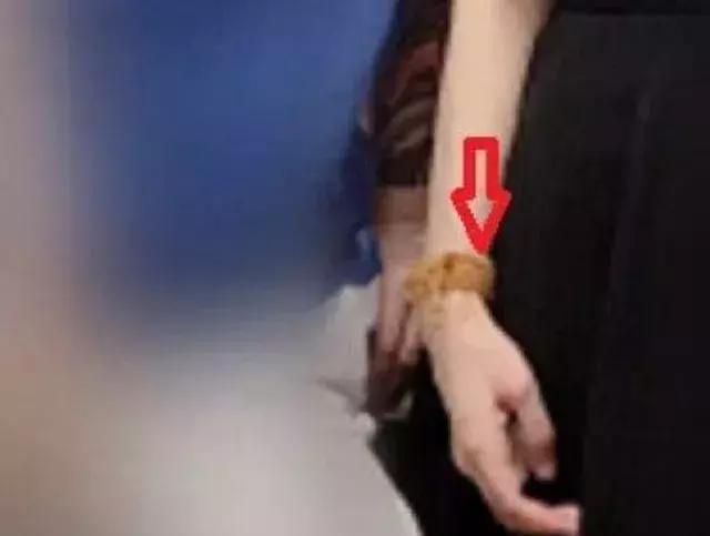 李小璐被偶遇,看起来像中学生,一个穿戴似在与贾乃亮隔空秀恩爱
