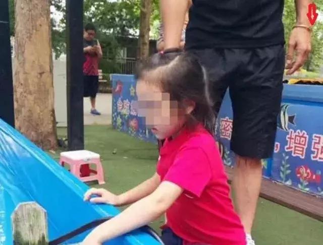 李小璐被偶遇,看起来像中学生,一个穿戴似在与贾乃亮隔空秀恩爱