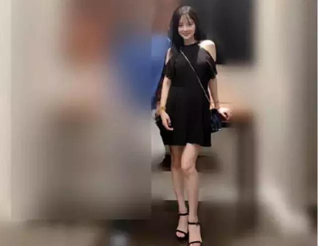 李小璐被偶遇,看起来像中学生,一个穿戴似在与贾乃亮隔空秀恩爱