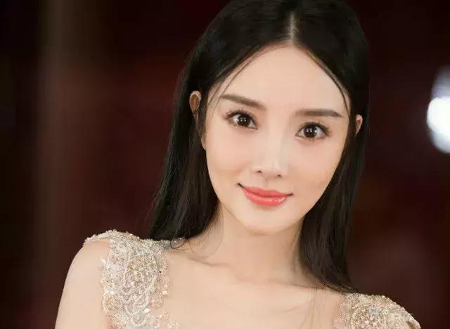 李小璐被偶遇,看起来像中学生,一个穿戴似在与贾乃亮隔空秀恩爱