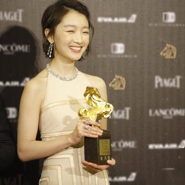 90后四小花旦看不见的硝烟,郑爽还演偶像剧,三人已“内道超车”