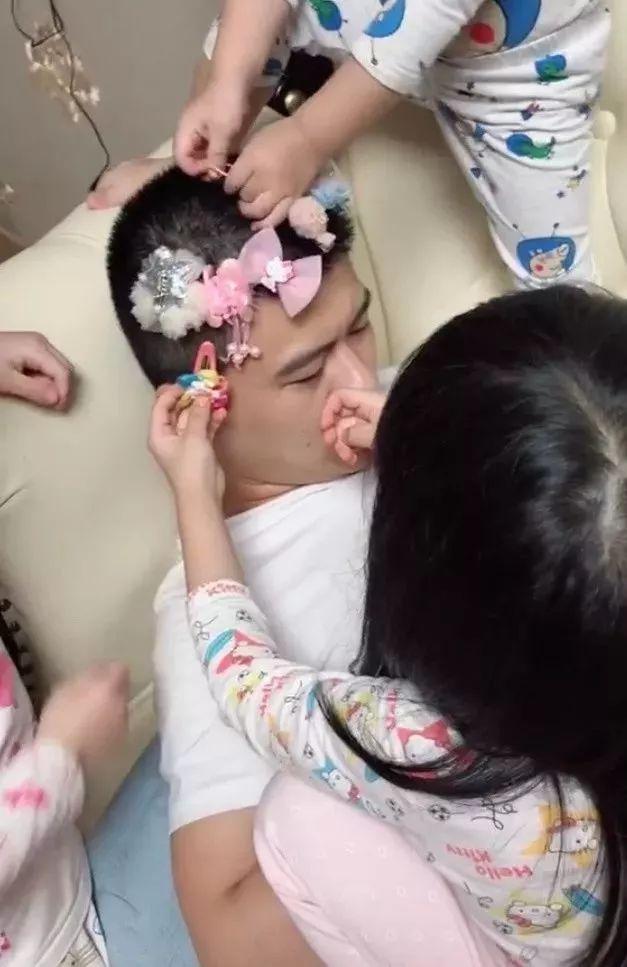 叫你生女儿!叫你生女儿!哈哈哈…连岳云鹏都逃不过被闺女玩坏的命运