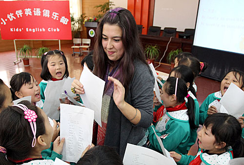 墨西哥留学生在教上海文汇小学的学生朗读英语。(新华社)
