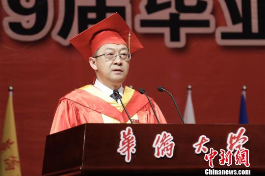 华侨大学校长徐西鹏在毕业典礼上讲话。 刘沛 摄