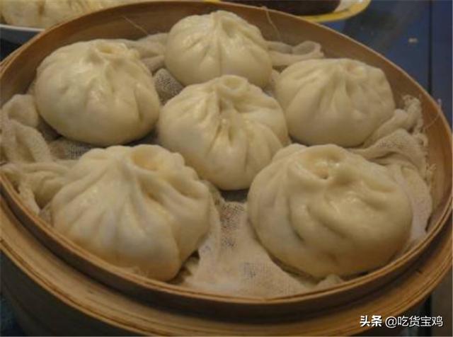 老外在中国吃包子,心疼他的外国朋友:他们没有包子吃