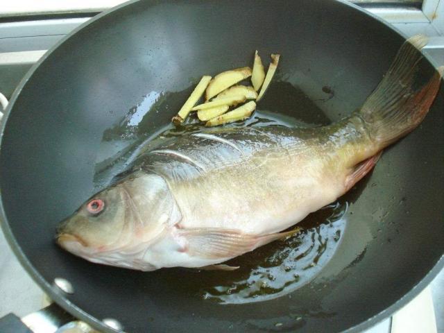 不管煎什么鱼,下锅前多加“这1步”,鱼肉煎多久都不粘锅