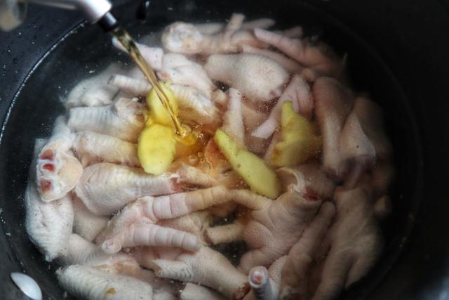 爱吃蒜香鸡爪快收藏,做法配料全告诉你,喷香Q弹,学会不用买了