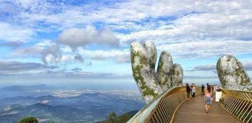 世界最独特的桥,佛手托起魔幻金桥画面太震撼,游客蜂拥而至