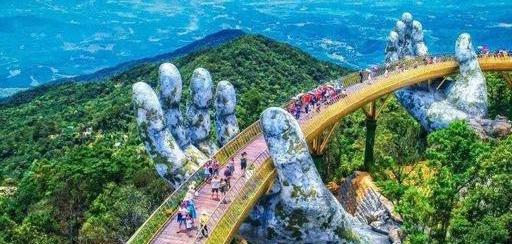 世界最独特的桥,佛手托起魔幻金桥画面太震撼,游客蜂拥而至