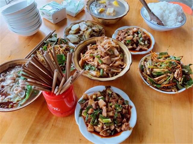 老成都人最爱吃的苍蝇馆子,一到饭点人满为患,专门开车都要吃