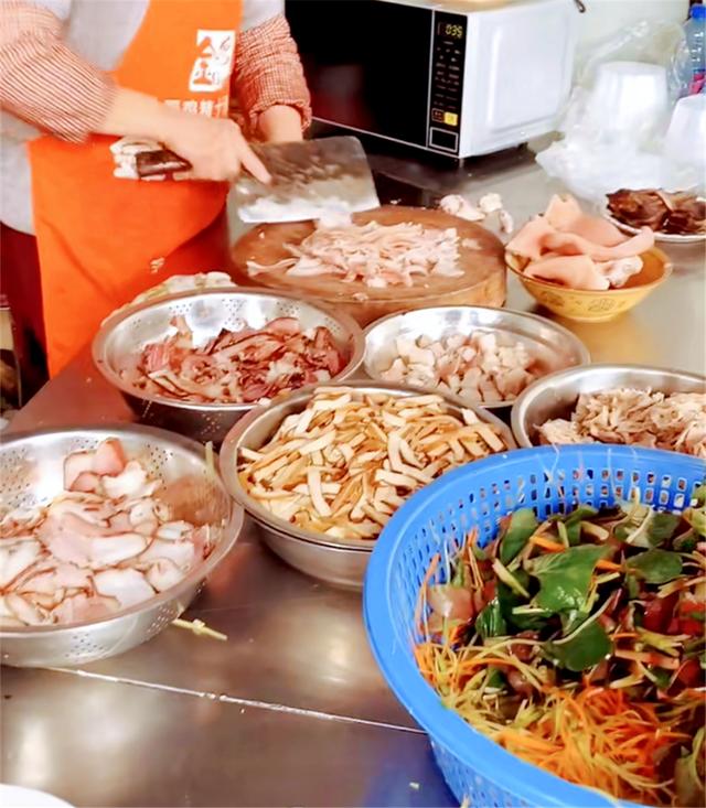 老成都人最爱吃的苍蝇馆子,一到饭点人满为患,专门开车都要吃