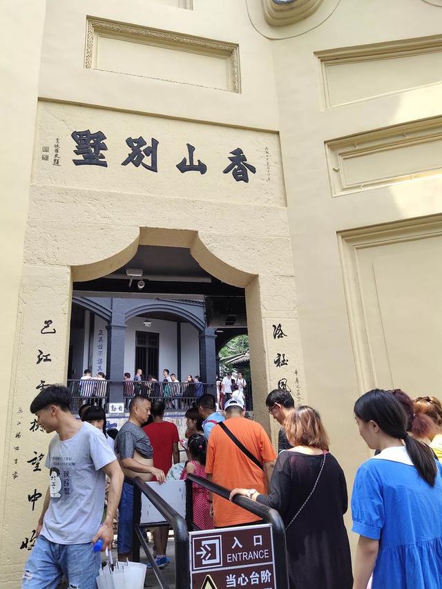 八月,穿越那片花海那湾水