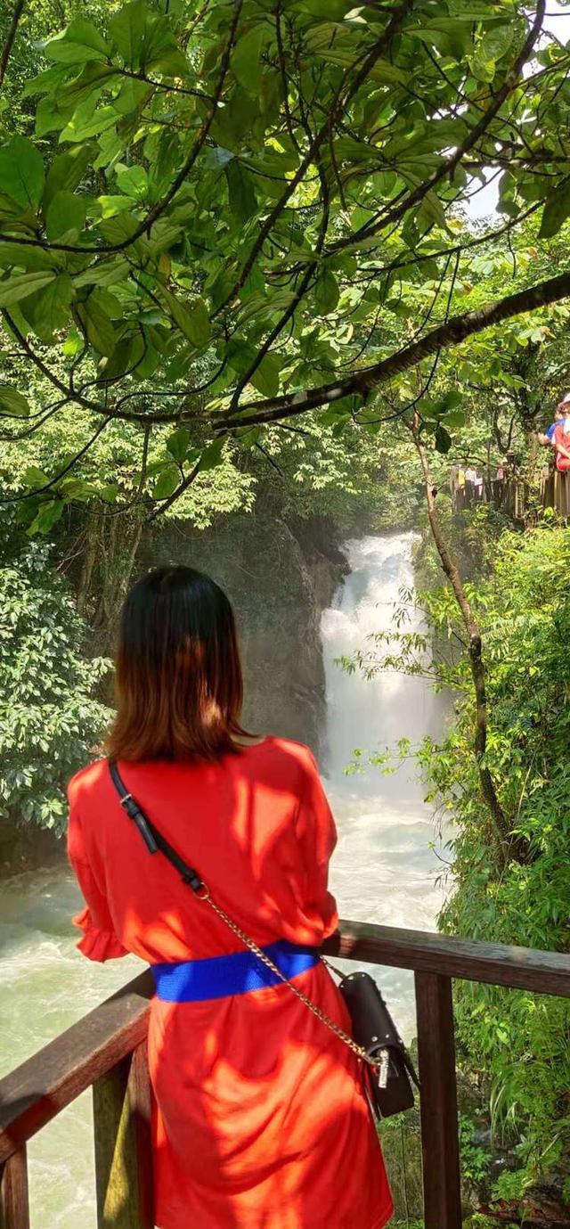 八月,穿越那片花海那湾水