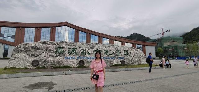 八月,穿越那片花海那湾水