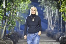 在上海，Dior 历史上首位女创意总监营造了怎样一座“包罗万象的花园”