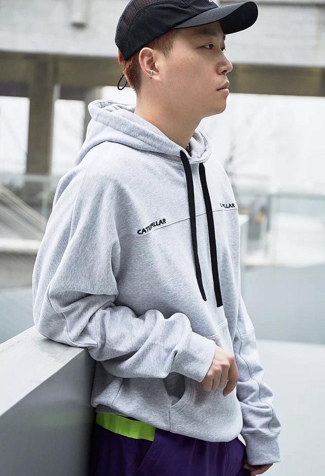 和明星学习卡特大黄靴穿搭时尚,让心仪的女生觉得更靠谱