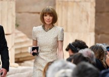 《Vogue》主编安娜·温图尔称：过去未能给非洲裔提供足够上升空间，“我必须