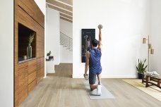 lululemon第一笔收购，竟是个卖镜子的公司