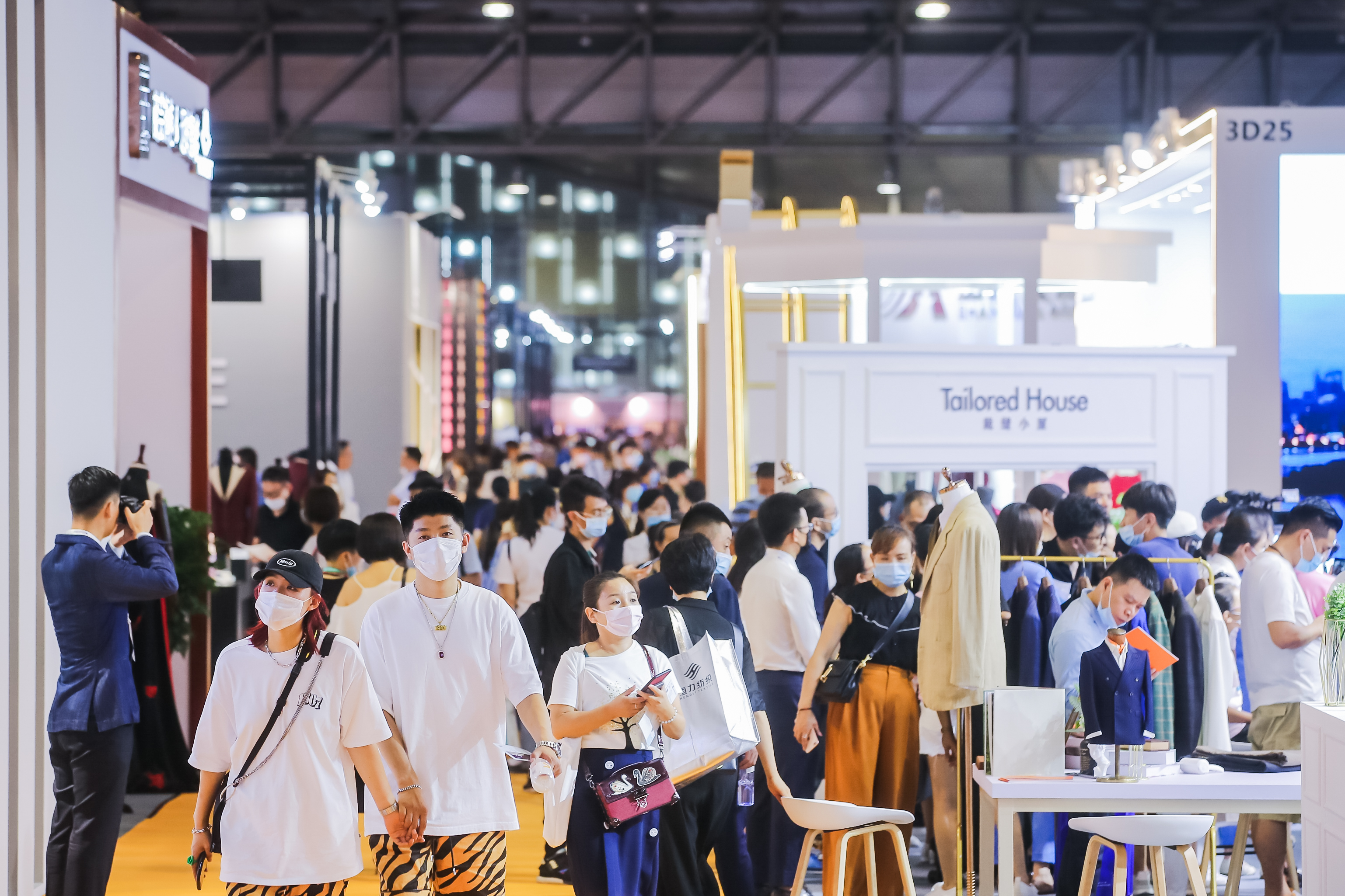 服装人:百变炫技,同台演绎!(探索手工定制魅力)
